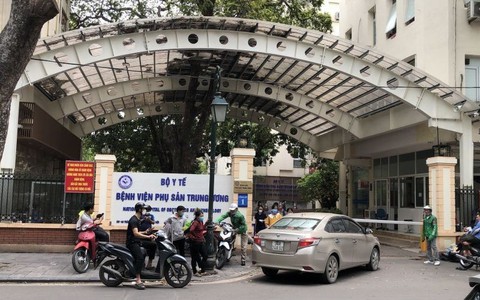 Nhóm "cò mồi" tại cổng bệnh viện phụ sản Trung ương "sa lưới"
