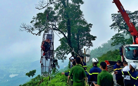 Quá trình cứu hộ 2 du khách bị tai nạn lao xuống núi Ba Vì