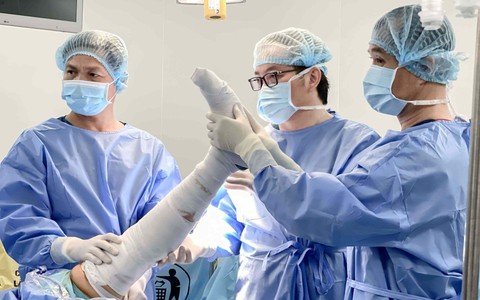 Vinmec Cần Thơ phẫu thuật thành công chấn thương khớp gối, thực hiện bởi giáo sư từng điều trị cầu thủ chuyên nghiệp