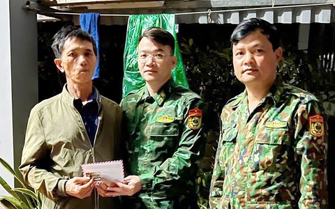 4 ngư dân ở Nghệ An may mắn sống sót khi gặp nạn trên biển