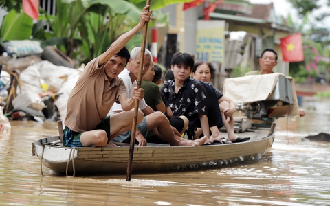 Người dân oằn mình chống ngập lụt bên bờ sông Lam