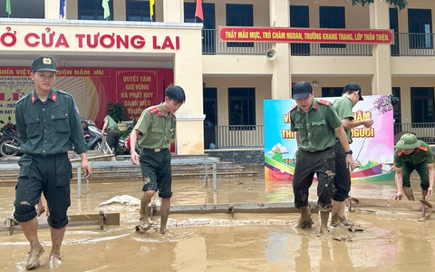 Công an, Bộ đội Biên phòng nỗ lực hỗ trợ dọn bùn lầy trong trường học nơi rốn lũ Nghệ An
