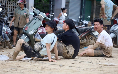 Người dân Nghệ An thất thần trước đống bùn lầy sau lũ dữ