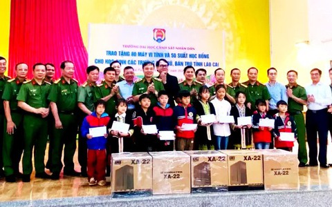 Trao tặng 25 suất học bổng và 40 máy vi tính cho học sinh nghèo ở vùng cao Lào Cai