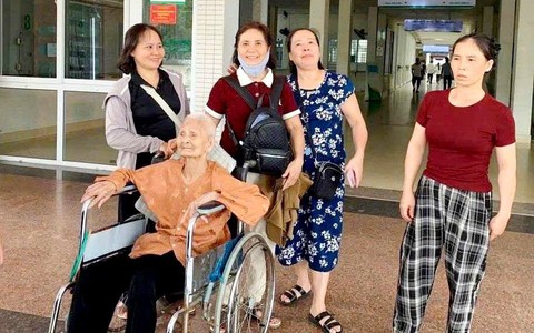 Lào Cai: Thay khớp háng thành công cho cụ bà 95 tuổi bị ngã gãy cổ xương đùi