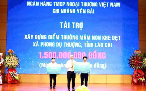 Vietcombank chi nhánh Yên Bái trao tặng 2,5 tỷ đồng xây 2 trường học ở vùng cao Lào Cai