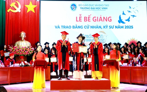 Trường Đại học Vinh tổ chức lễ bế giảng, trao bằng tốt nghiệp cho 2.746 cử nhân và kỹ sư
