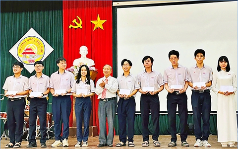 Hội Khuyến học thành phố Huế đã trao 12 tỉ đồng học bổng xây dựng phong trào khuyến học
