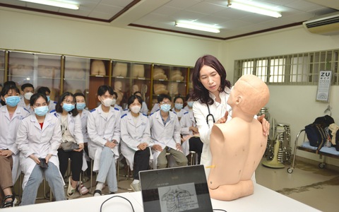 Tuyển sinh 2025: Trường Đại học Khoa học Sức khỏe cộng điểm cho thí sinh có chứng chỉ IELTS hoặc SAT