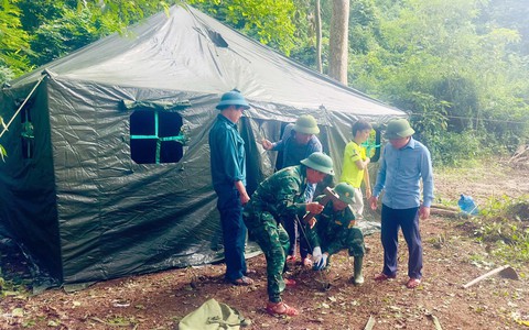Dựng nhà tạm, thắp đèn năng lượng giúp 13 hộ dân bản Phá Mựt bị lũ quét
