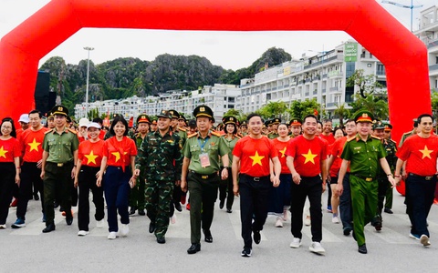Hơn 30.000 người tham gia sự kiện "Cùng Việt Nam tiến bước" tại Quảng Ninh