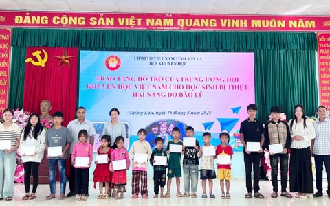 Trao quà, học bổng "Cùng em đến trường” cho học sinh vùng lũ Mường Lạn, Púng Bánh (Sơn La)