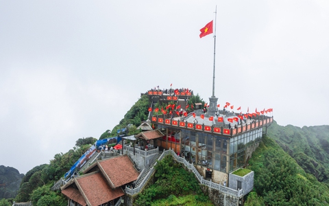 Fansipan rộn ràng với lễ hội Mùa vàng Bản Mây