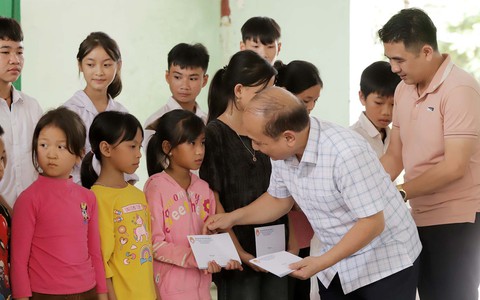 Câu lạc bộ nhà báo xứ Nghệ trao quà học sinh vùng lũ Nghệ An