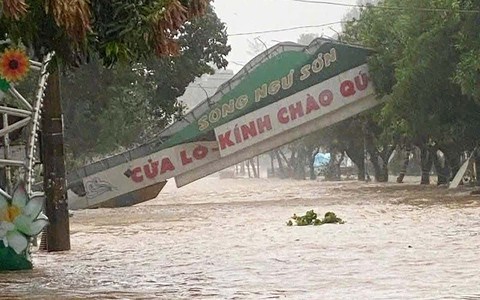 Bão đang đổ bộ vào Nghệ An, nước biển dâng cao ngập Cửa Lò