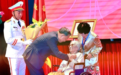 Nguyên Phó Chủ tịch nước Nguyễn Thị Bình được trao tặng danh hiệu Anh hùng Lao động