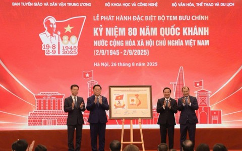 Phát hành theo nghi thức đặc biệt bộ tem bưu chính kỷ niệm 80 năm Quốc khánh