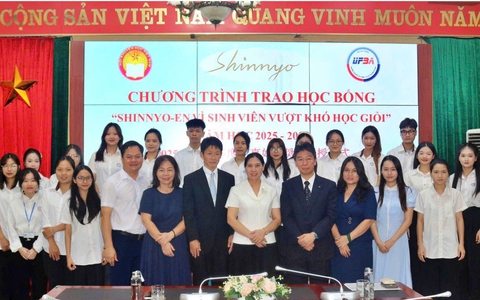 Quỹ Khuyến học Việt Nam trao học bổng cho sinh viên vượt khó Trường Đại học Tài chính - Quản trị kinh doanh