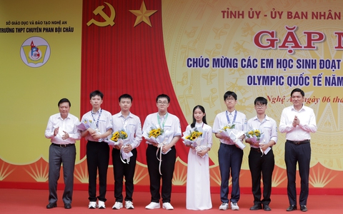 Nghệ An vinh danh 6 học sinh chuyên Phan Bội Châu đạt 7 huy chương quốc tế
