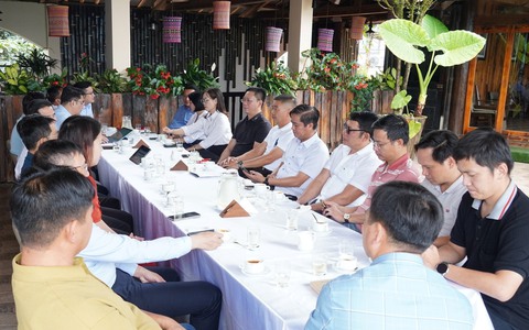 “Café sáng" hiến kế phát triển du lịch văn minh ở Sa Pa