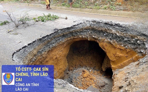 Hố sụt sâu 4m trên mặt đường liên xã, gây cách tắc giao thông ở Lào Cai