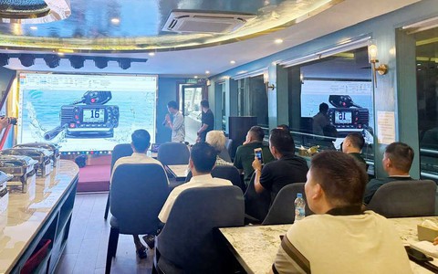 Thuyền trưởng, thuyền viên trên tàu du lịch tại Quảng Ninh học kỹ năng sử dụng thiết bị an toàn