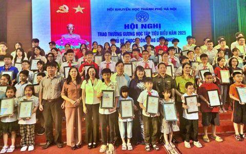 Hội Khuyến học Hà Nội trao thưởng cho 221 học sinh, sinh viên tiểu biểu năm 2025