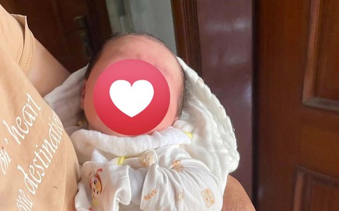 Bé gái sơ sinh bị bỏ rơi cùng 15 triệu đồng và giấy tờ tùy thân