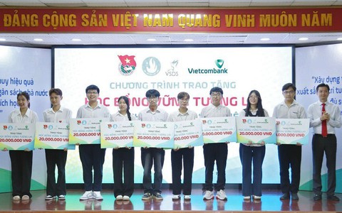 715 học sinh, sinh viên hoàn cảnh khó khăn được nhận học bổng "Vững tương lai" năm học 2024-2025