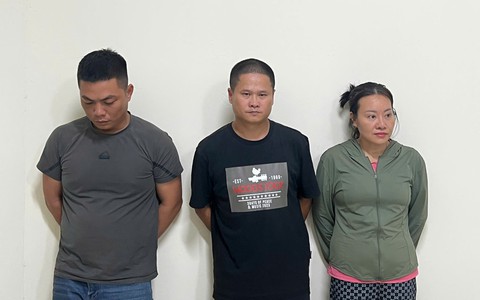 Bắt nhóm 3 đối tượng xả trộm chất thải xuống sông Tô Lịch