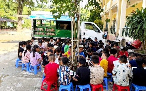 Xe thư viện lưu động mang sách đến cho học sinh vùng cao biên giới Trịnh Tường (Lào Cai)