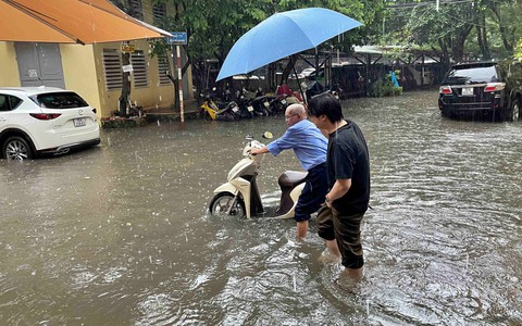 Hà Nội chìm trong biển nước, ngập lụt chưa từng có