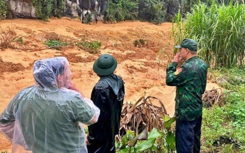 Sạt lở đất, 4 người trong một gia đình mất tích