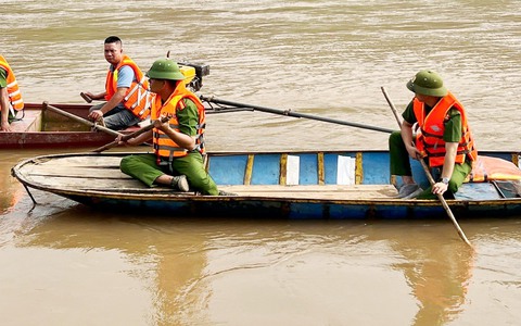 Khẩn trương tìm kiếm người đàn ông đi đánh cá, rơi xuống sông Hồng mất tích