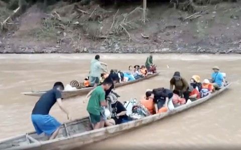 Học sinh miền tây Nghệ An vượt dòng nước dữ đến trường khai giảng