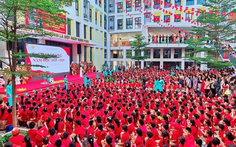 Trường học xin lỗi công khai việc trình chiếu hoàn cảnh gia đình học sinh trong lễ khai giảng