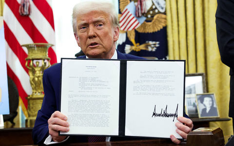 Tổng thống Trump vừa ký sắc lệnh miễn thuế cho mặt hàng nào?