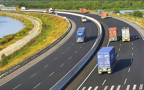Bắt đầu xử phạt xe tải đi vào làn 1 khi tham gia giao thông trên cao tốc