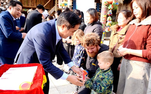 Sa Pa đón đoàn khách du lịch đầu tiên "xông đất" đầu năm 2026