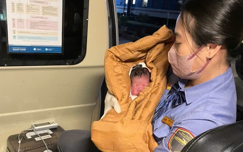 Ca sinh đặc biệt trên tàu SE4: Tổ phục vụ thành ê kíp đỡ đẻ