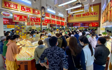 Cận Tết Nguyên đán, nhu cầu tích trữ tăng đẩy giá vàng leo thang