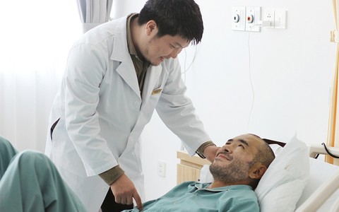 Đại phẫu trong đêm cứu sống du khách nước ngoài bị chấn thương sọ não nặng tại Phú Quốc