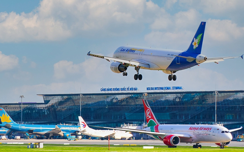 Cảnh báo xe dù, cò mồi taxi tại sân bay Nội Bài dịp cao điểm Tết Âm lịch