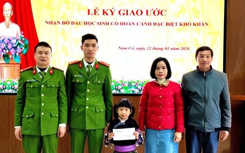 Công an xã Nậm Có nhận đỡ đầu học sinh mồ côi đến trường học tập