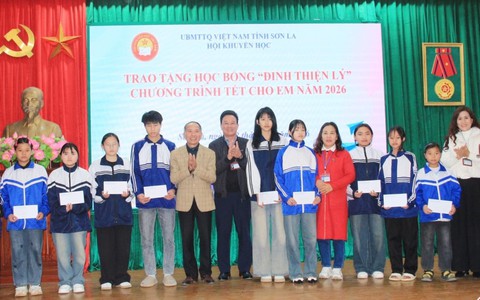 Hội Khuyến học tỉnh Sơn La trao 100 suất học bổng "Tết cho em" nhân dịp Tết Nguyên đán Bính Ngọ
