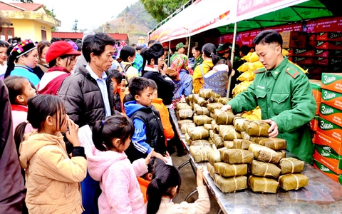 “Xuân Biên phòng ấm lòng dân bản” trên xã biên giới Pha Long