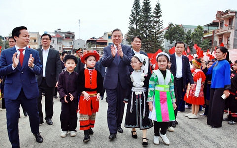 Tổng Bí thư Tô Lâm gặp mặt, nói chuyện với nhân dân các dân tộc tỉnh Cao Bằng