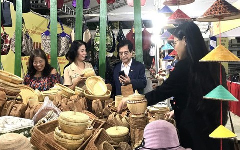 Vui Tết tại triển lãm hàng thủ công mỹ nghệ