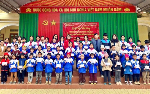 100 suất học bổng khuyến học đến với học sinh khó khăn Cao Bằng trước thềm Xuân Bính Ngọ