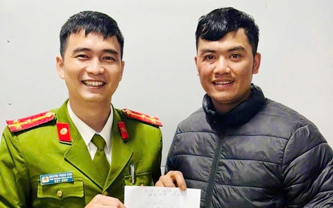 Công an xã Thần Lĩnh hỗ trợ người dân nhận lại 40 triệu đồng chuyển nhầm